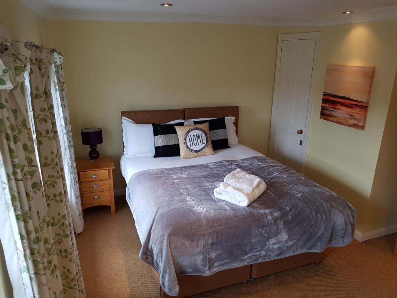 Апартаменты Slough Centre Townhouse With Driveway Parking For Up To Two Cars Экстерьер фото